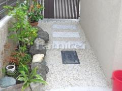 玄関アプローチ 床洗い出し仕上げ 砂味コンクリート 床石貼り 御影石 縁ライン ピンコロ石